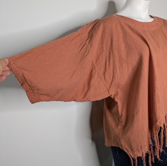 ✨3/$15 Burnt orange fringe cross over front short sleeve top L - Picture 4 of 6